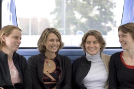 Jeunes femmes dans un bus